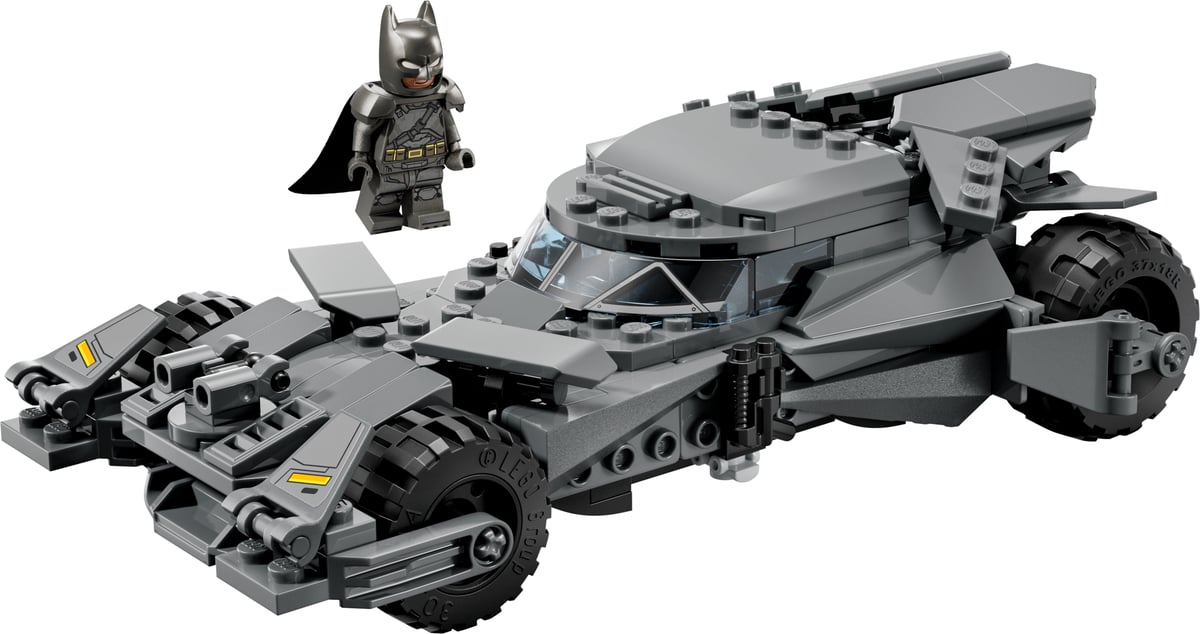 DC : la Batmobile de Batman contre Superman